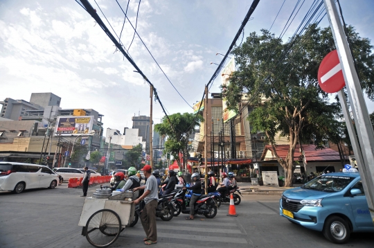 Bambu penyangga kabel di Jalan Wahid Hasyim ancam keselamatan pengendara