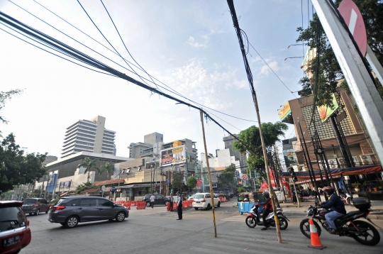 Bambu penyangga kabel di Jalan Wahid Hasyim ancam keselamatan pengendara