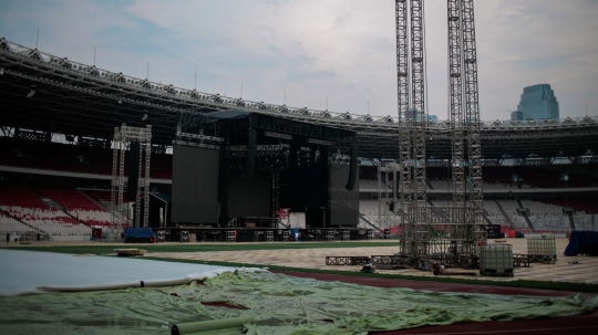 Intip kesiapan panggung megah konser Guns N Roses di GBK