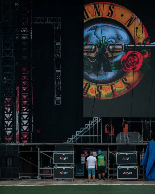Intip kesiapan panggung megah konser Guns N Roses di GBK