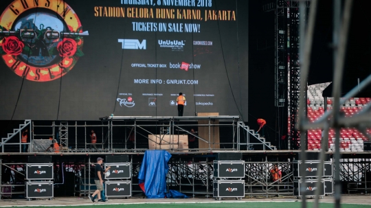 Intip kesiapan panggung megah konser Guns N Roses di GBK