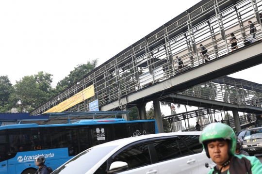 Pemprov DKI pasangi JPO di Jalan Sudirman yang akan di revitalisasi