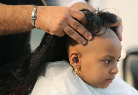 Senyum bocah penderita kanker di Kairo usai dapat rambut palsu