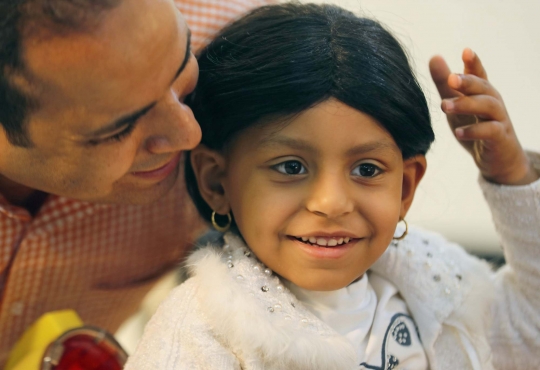 Senyum bocah penderita kanker di Kairo usai dapat rambut palsu