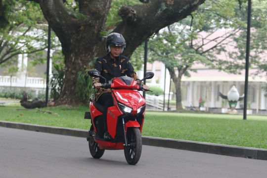 Gaya Jokowi jajal Gesits keliling Istana