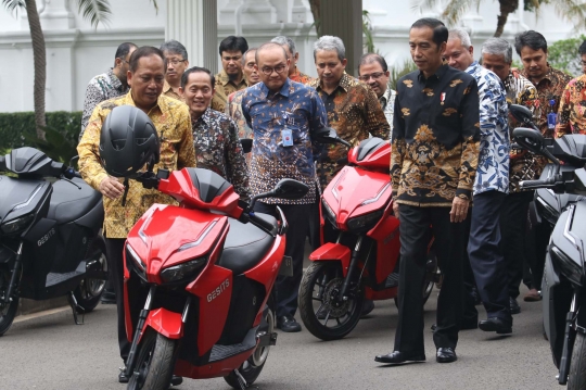 Gaya Jokowi jajal Gesits keliling Istana