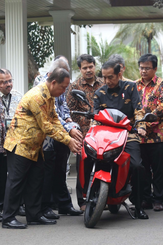 Gaya Jokowi jajal Gesits keliling Istana