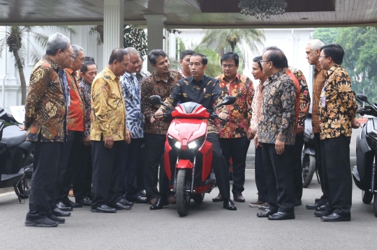 Gaya Jokowi jajal Gesits keliling Istana