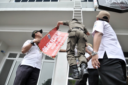 Petugas pasang stiker tunggak pajak di Green Pramuka Square Mall