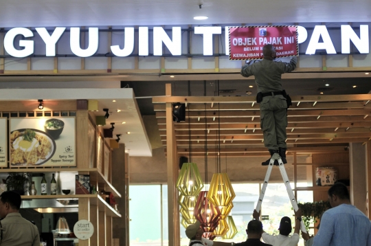 Petugas pasang stiker tunggak pajak di Green Pramuka Square Mall