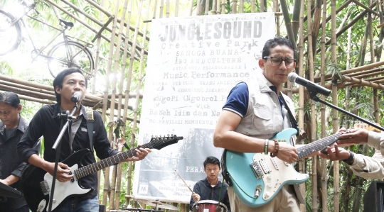 Aksi Cawapres Sandiaga asyik main gitar di Hutan Kota Sangga Buana