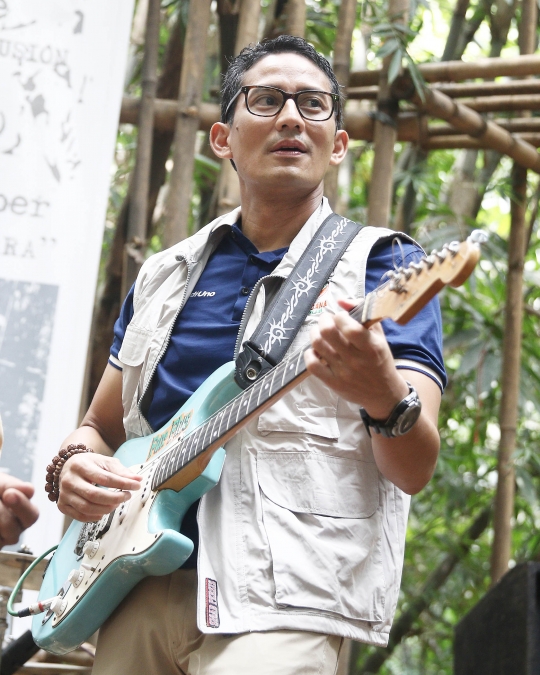 Aksi Cawapres Sandiaga asyik main gitar di Hutan Kota Sangga Buana