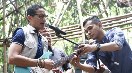 Aksi Cawapres Sandiaga asyik main gitar di Hutan Kota Sangga Buana