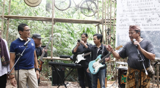 Aksi Cawapres Sandiaga asyik main gitar di Hutan Kota Sangga Buana