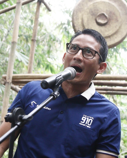 Aksi Cawapres Sandiaga asyik main gitar di Hutan Kota Sangga Buana