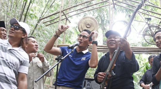 Aksi Cawapres Sandiaga asyik main gitar di Hutan Kota Sangga Buana