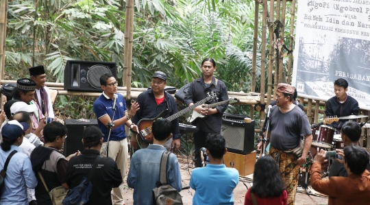 Aksi Cawapres Sandiaga asyik main gitar di Hutan Kota Sangga Buana