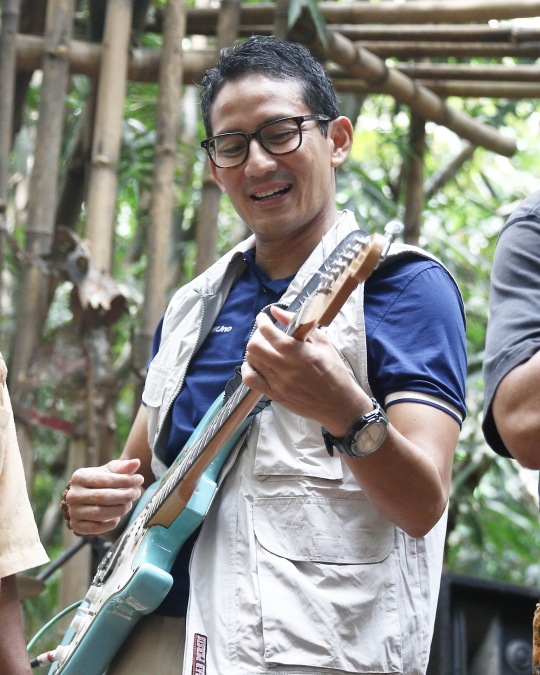 Aksi Cawapres Sandiaga asyik main gitar di Hutan Kota Sangga Buana