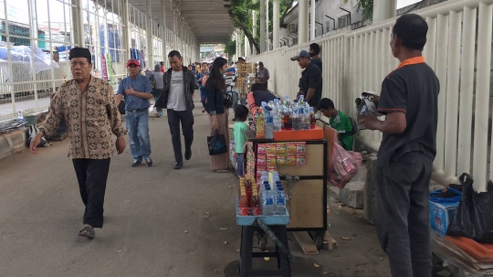 Pembangunan Skybridge Tanah Abang molor, PKL kembali bebas berjualan