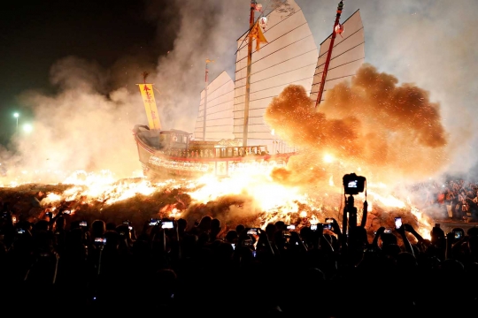 Cara warga Taiwan tangkal penyakit dan nasib buruk lewat Festival bakar perahu