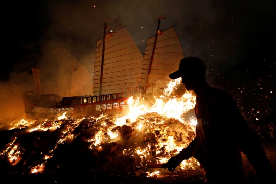 Cara warga Taiwan tangkal penyakit dan nasib buruk lewat Festival bakar perahu