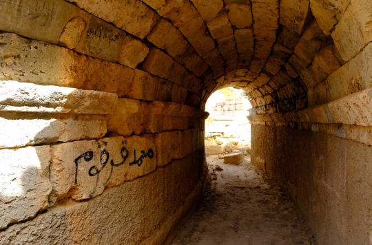 Melihat sisa-sisa bangunan Romawi Kuno di Libya
