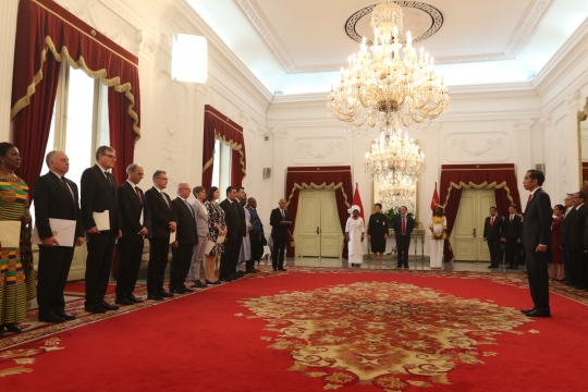 Jokowi terima surat kepercayaan dari 13 duta besar di Istana