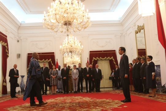 Jokowi terima surat kepercayaan dari 13 duta besar di Istana
