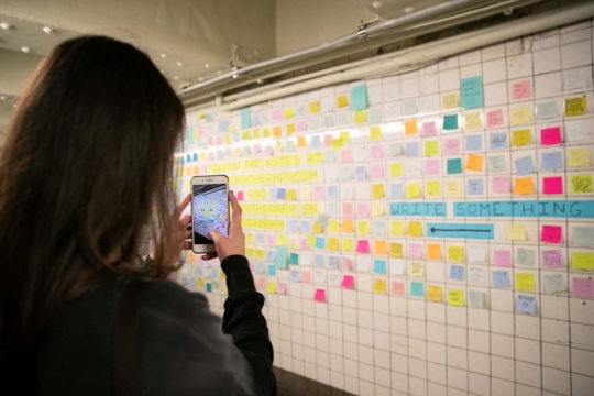 Catatan post-it banjiri dinding stasiun kereta bawah tanah di New York