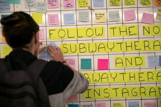 Catatan post-it banjiri dinding stasiun kereta bawah tanah di New York