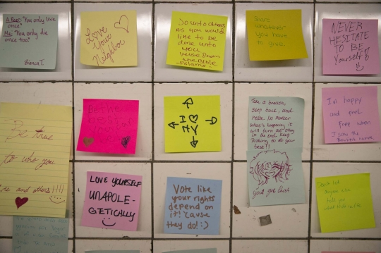 Catatan post-it banjiri dinding stasiun kereta bawah tanah di New York