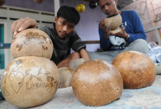 Kreativitas pemuda Gang Haji Harta bikin pot dari kulit buah