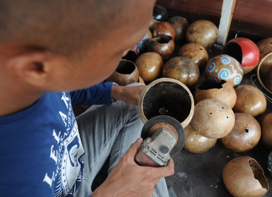 Kreativitas pemuda Gang Haji Harta bikin pot dari kulit buah