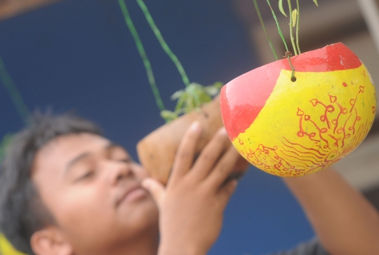 Kreativitas pemuda Gang Haji Harta bikin pot dari kulit buah