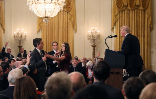 Reaksi Trump saat adu mulut dengan jurnalis CNN