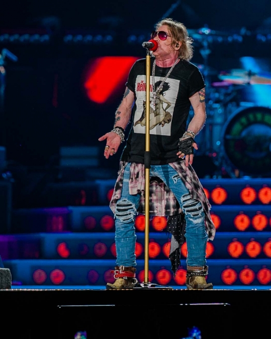 Aksi panggung band Guns N' Roses gebrak Jakarta