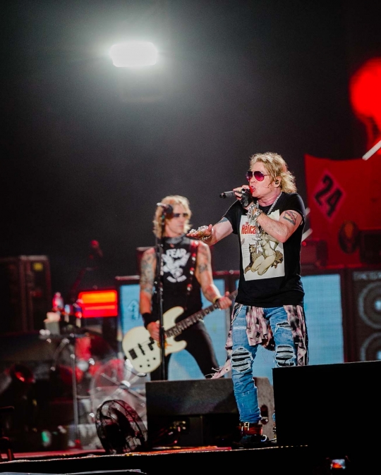 Aksi panggung band Guns N' Roses gebrak Jakarta