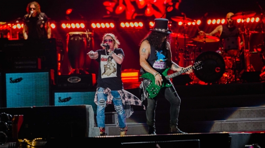 Aksi panggung band Guns N' Roses gebrak Jakarta