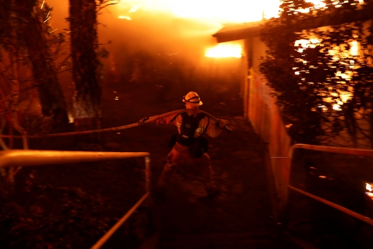 Ribuan Warga Mengungsi Akibat Kebakaran Hutan di California
