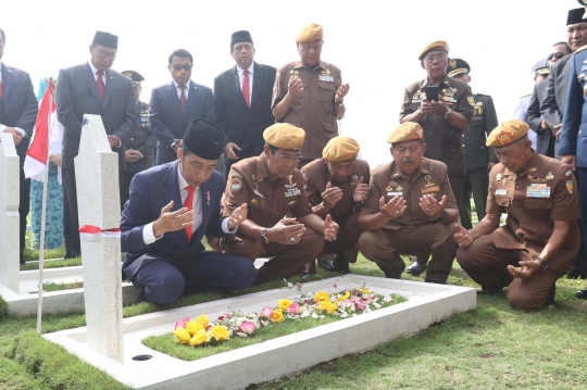 Jokowi Pimpin Peringatan Hari Pahlawan Nasional di Bandung