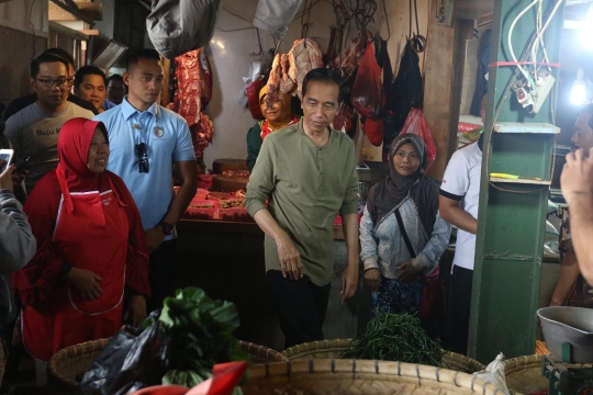 Blusukan ke Pasar, Jokowi Belanja Sayuran
