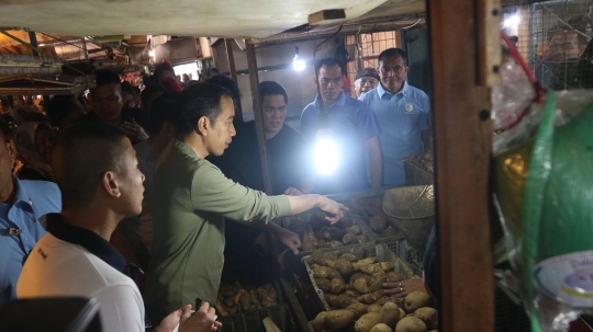 Blusukan ke Pasar, Jokowi Belanja Sayuran
