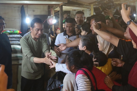 Blusukan ke Pasar, Jokowi Belanja Sayuran