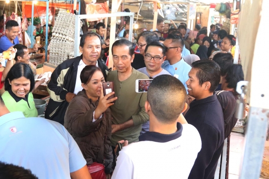 Blusukan ke Pasar, Jokowi Belanja Sayuran