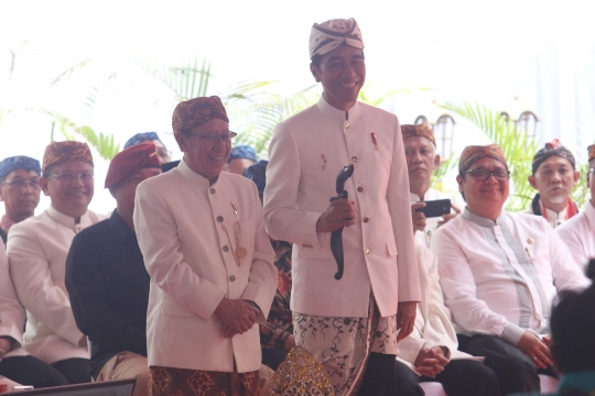 Kenakan Pakaian Adat, Jokowi Diberi Gelar Pinisepuh oleh Paguyuban Pasundan