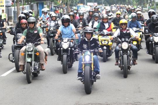 Jokowi Konvoi dengan Sepeda Motor Keliling Kota Bandung