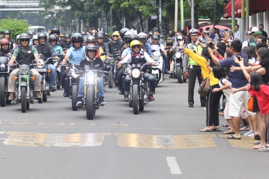 Jokowi Konvoi dengan Sepeda Motor Keliling Kota Bandung