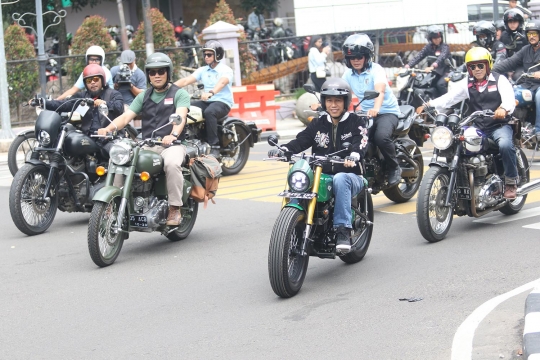 Jokowi Konvoi dengan Sepeda Motor Keliling Kota Bandung