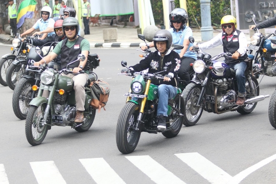 Jokowi Konvoi dengan Sepeda Motor Keliling Kota Bandung