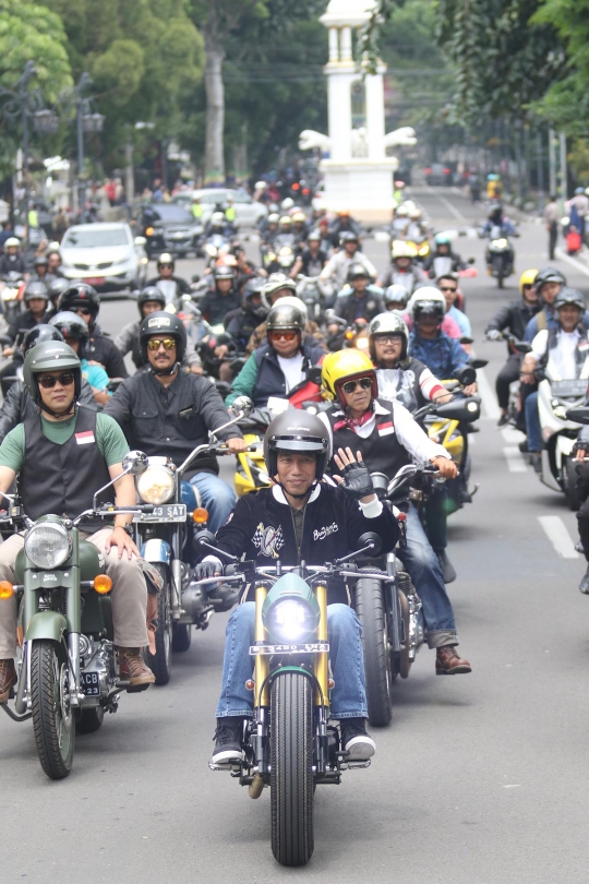 Jokowi Konvoi dengan Sepeda Motor Keliling Kota Bandung